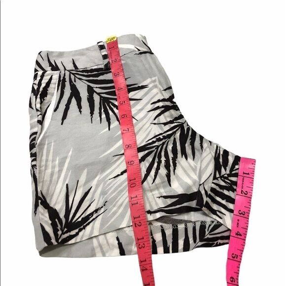 𝅺sandro Linen Blend Palm Leaf Shorts - Picture 5 of 5